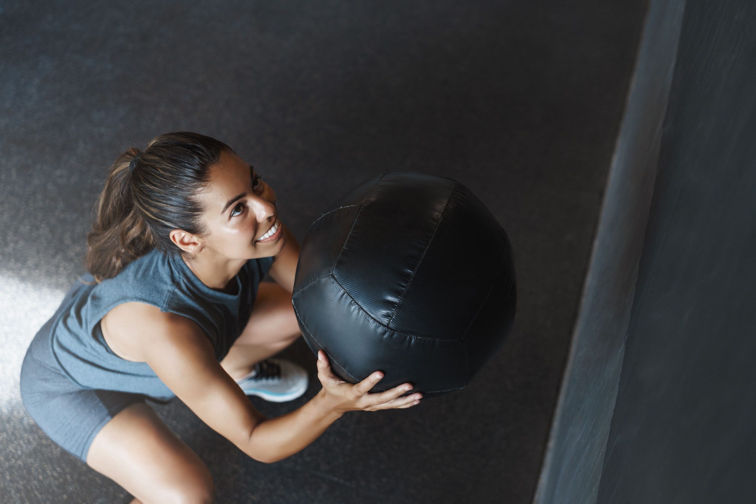 jovem-forte-mulher-forte-bola-lifting-como-realizar-exercício-agachamentos-para-hyrox