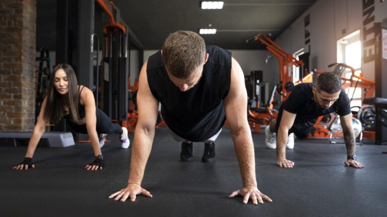 Os 7 melhores exercícios com peso corporal para fortalecer e ganhar músculo